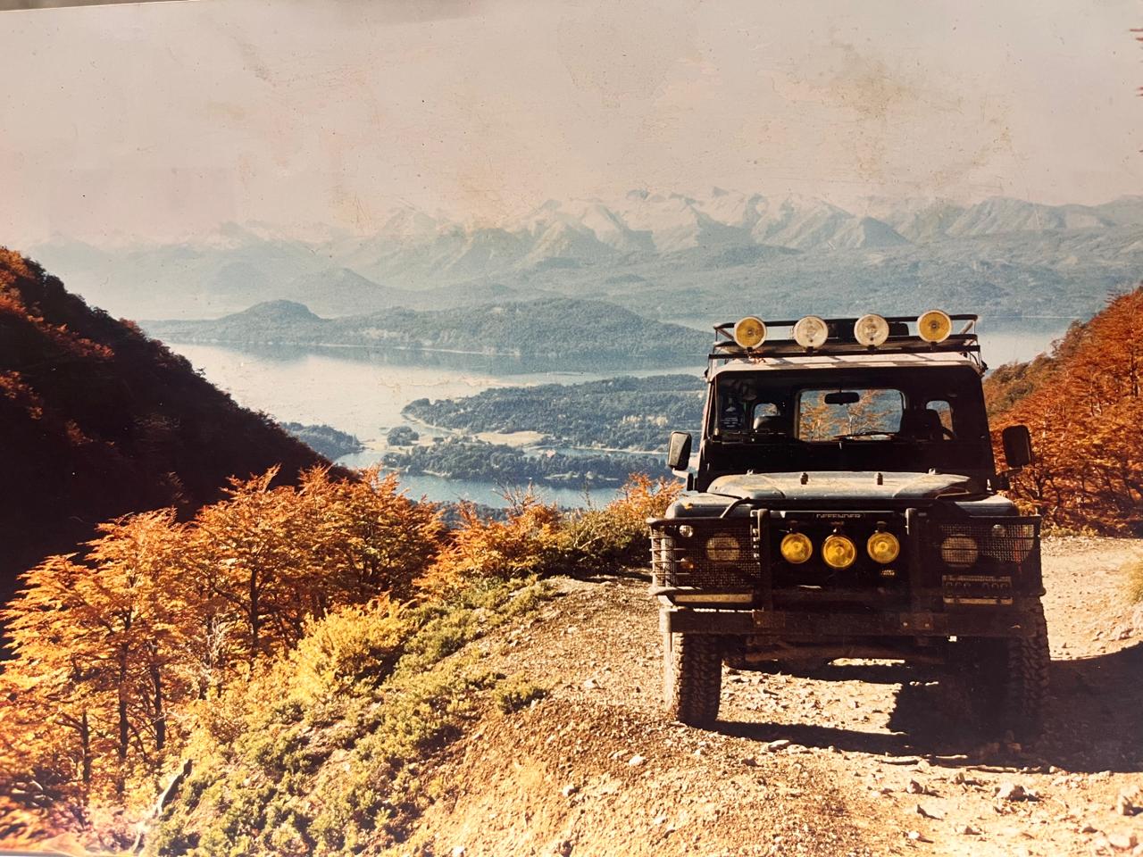 Camioneta 4x4 subiendo un camino de montaña sobre el Nahuel Huapi