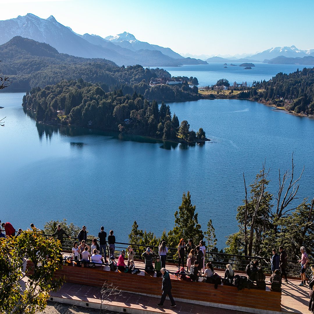 Viajeros disfrutando la vista del Nahuel Huapi desde el Cerro Campanario